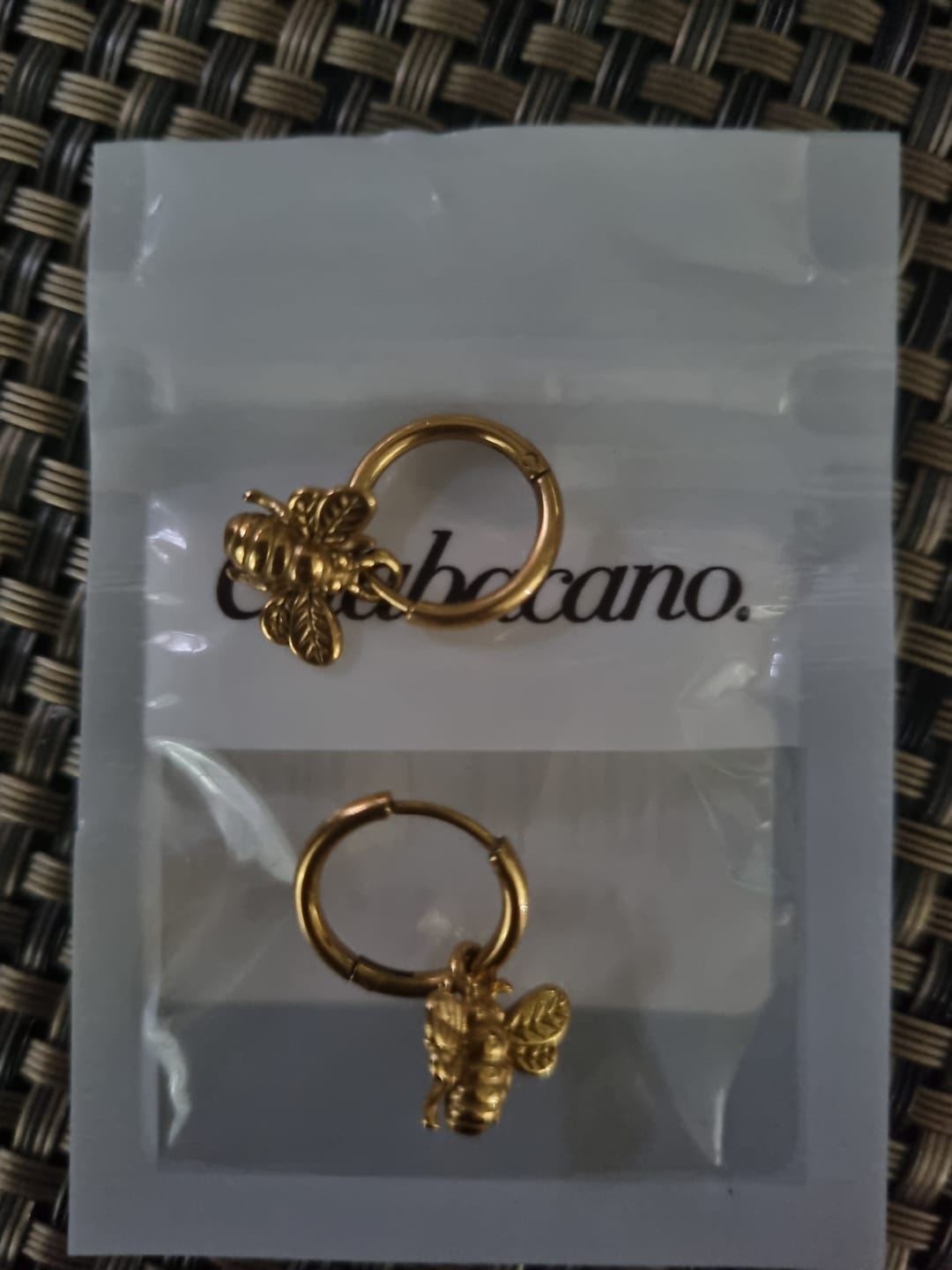 Customer photo review of Aretes Beecuff