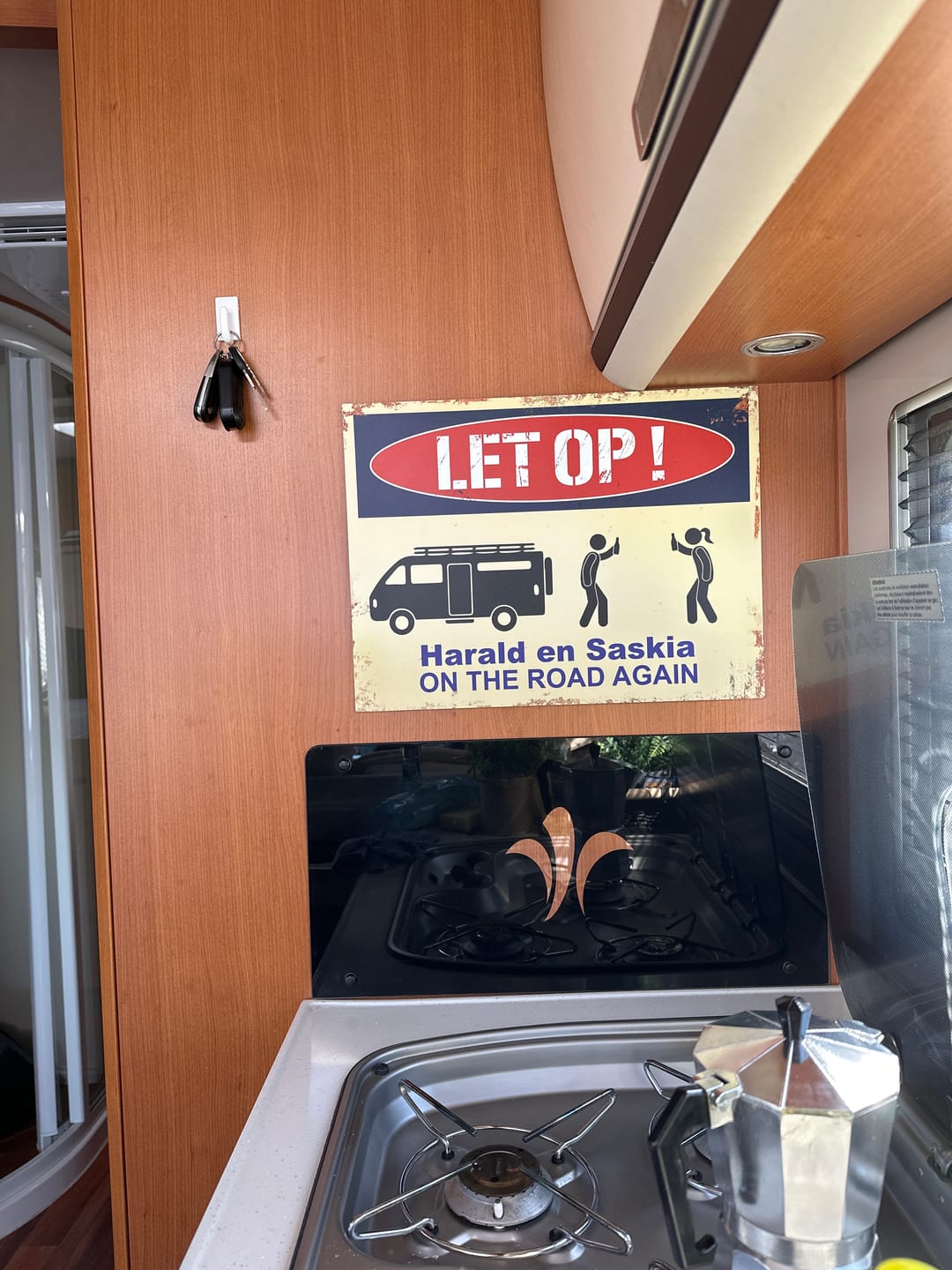 Customer photo review of Let op, ze kamperen weer - Outdoor-Deurbord