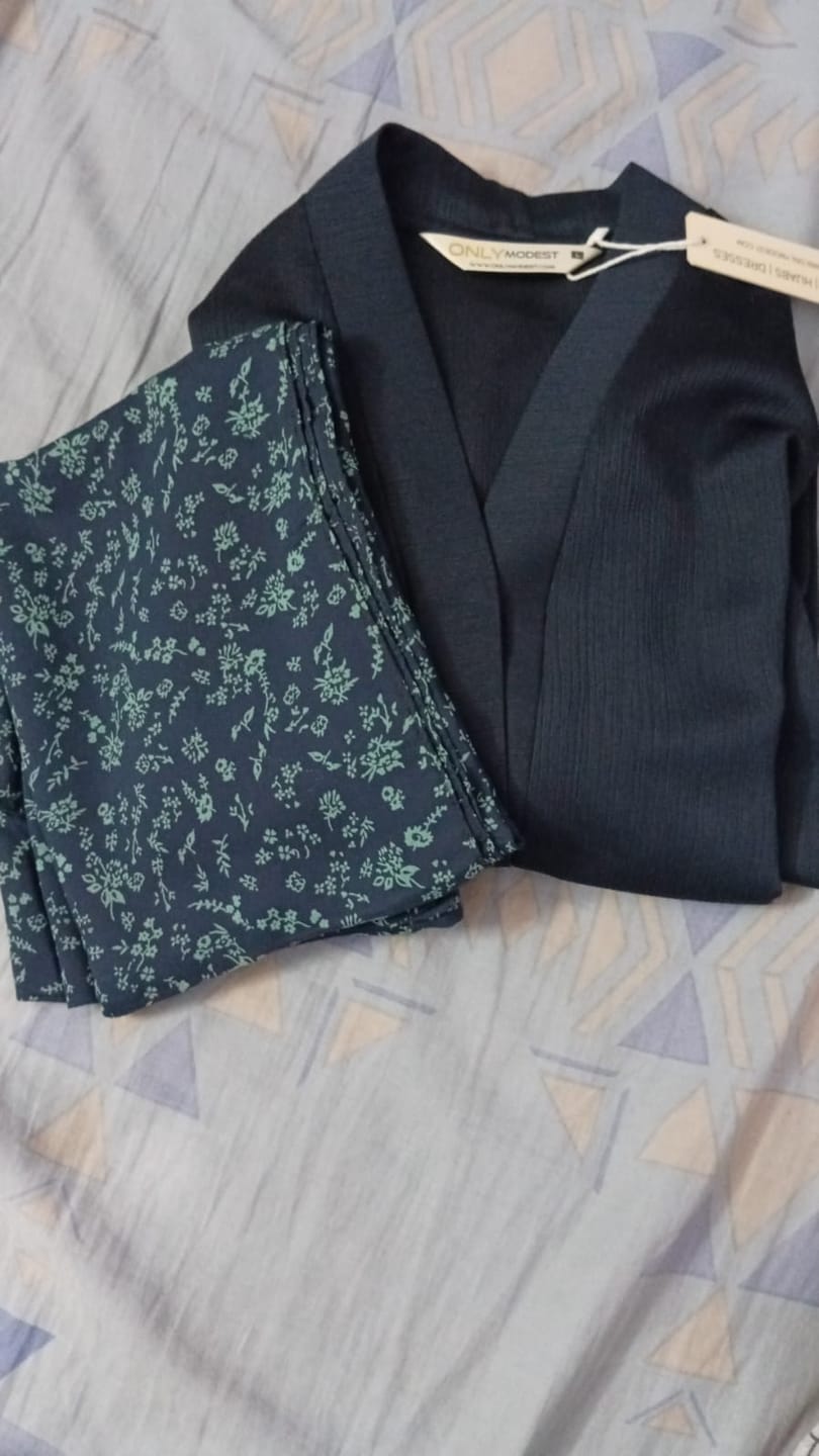 Customer photo review of Navy Blue Zoom Abaya