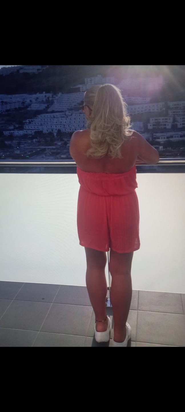 Customer photo review of Stranded Medium Flicky Clip-on Ponytail #10/16/22 Ballerina Musk