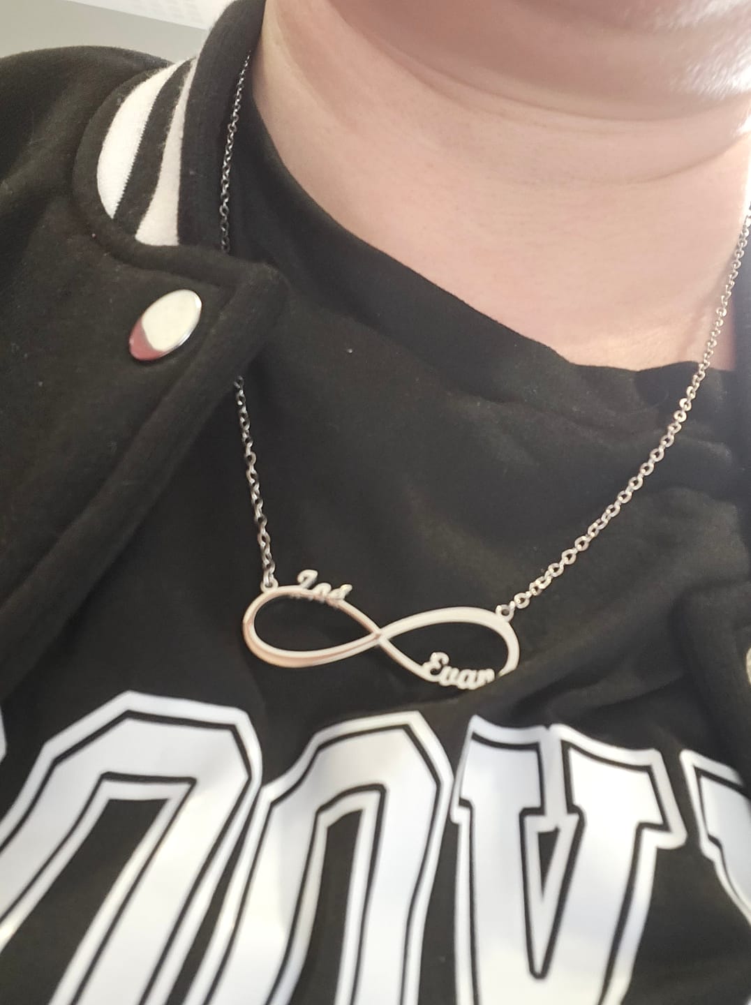 Customer photo review of Collier Infini Personnalisable Deux Prénoms