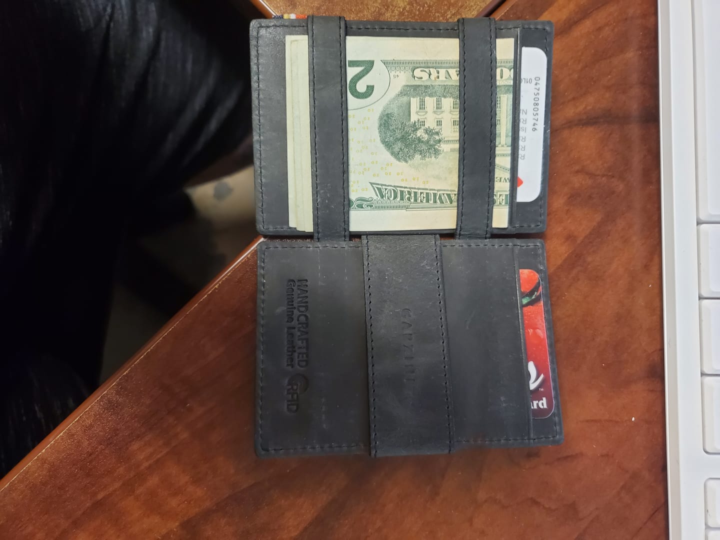 Customer photo review of Essenziale Magic Wallet ID Window