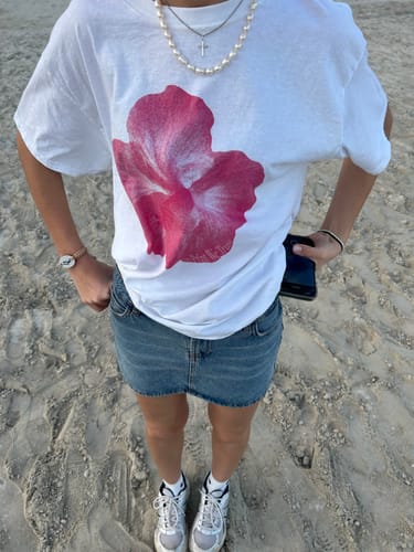 Customer photo review of 'Hibiscus' classic tee