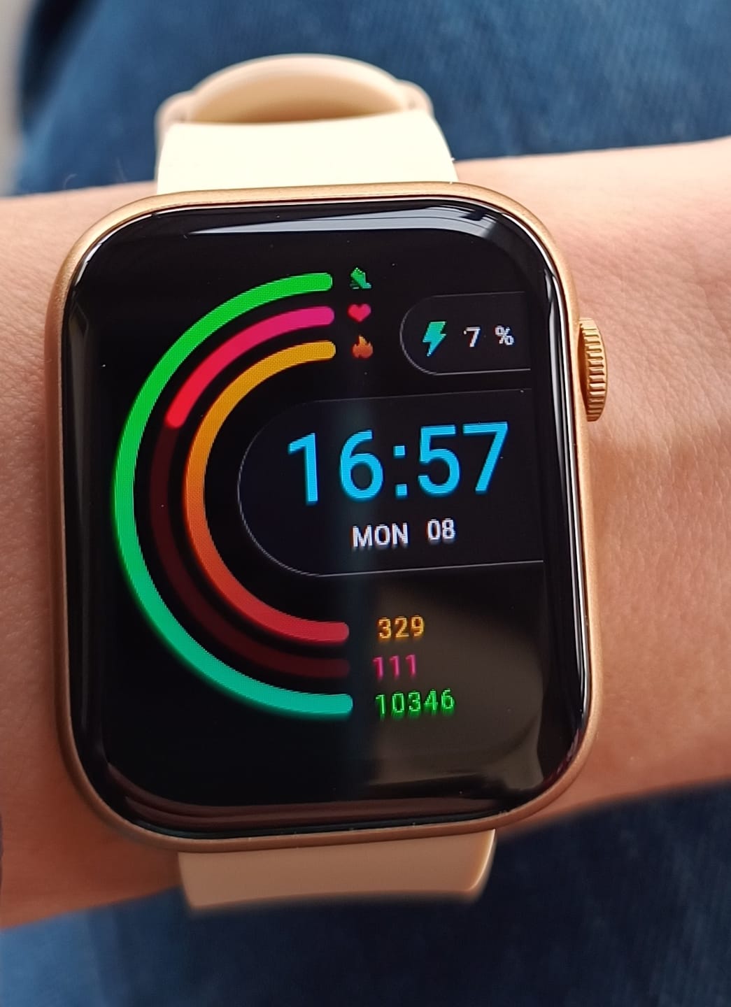Customer photo review of Smartwatch mit umfassenden Gesundheitsfeatures / IP67 Wasserdichtigkeit / 35 Tage Akkulaufzeit / 100 Sportmodi