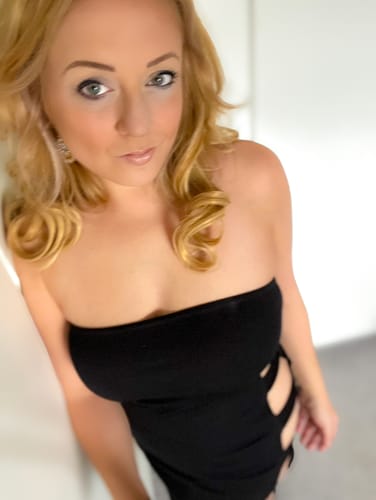 Customer photo review of Stranded 16" One Piece Curly Clip-in Hair Extension