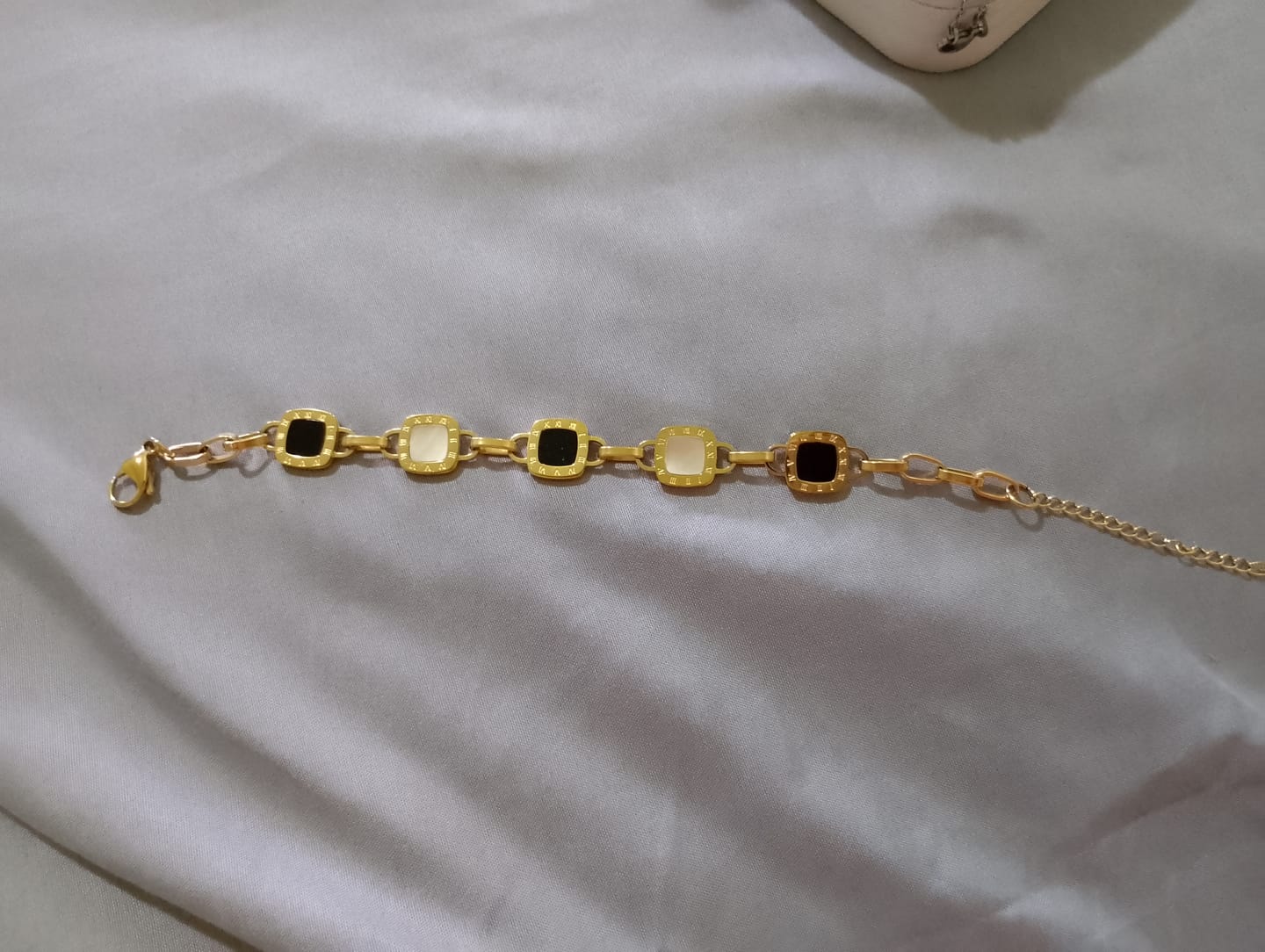 Customer photo review of Pulseira Mono Quadrada Banhado em Ouro 18k