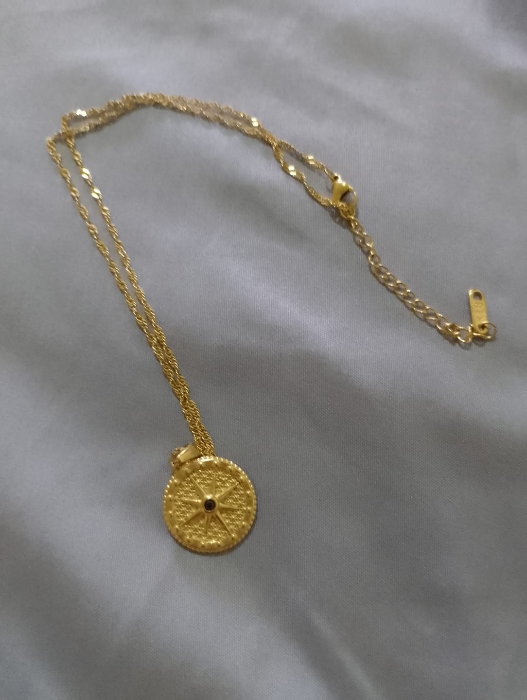 Customer photo review of Colar Estrela Rosa dos Ventos Banhado em Ouro 18k