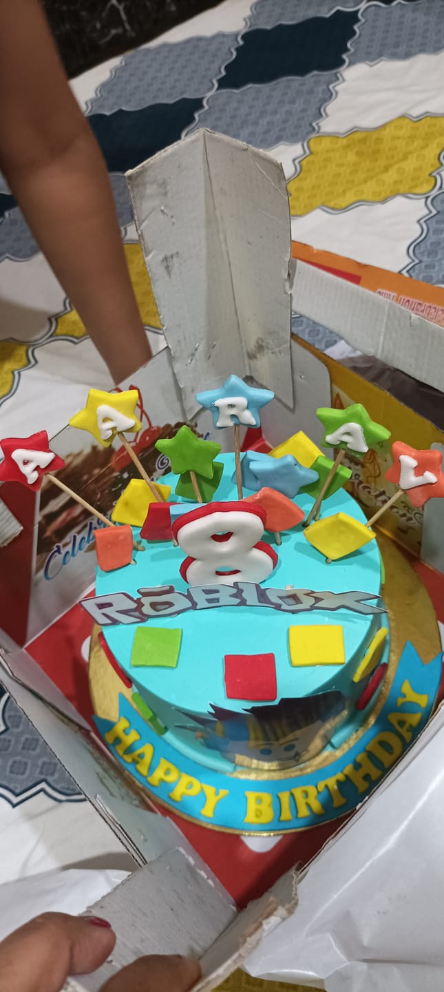 Customer photo review of Roblox Blocks Cake
