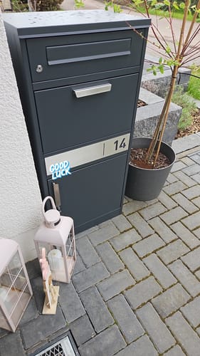 Customer photo review of AlbersDesign Stand-Paketbox PB1 anthrazit (RAL7016) personalisiert mit Edelstahl-Schild
