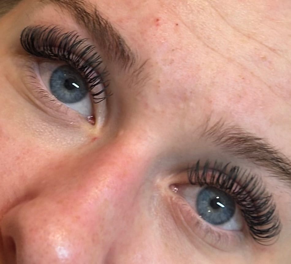 Customer photo review of 0.25 Flat Split Tip Cashmere Eyelash Extensions (16 lines)