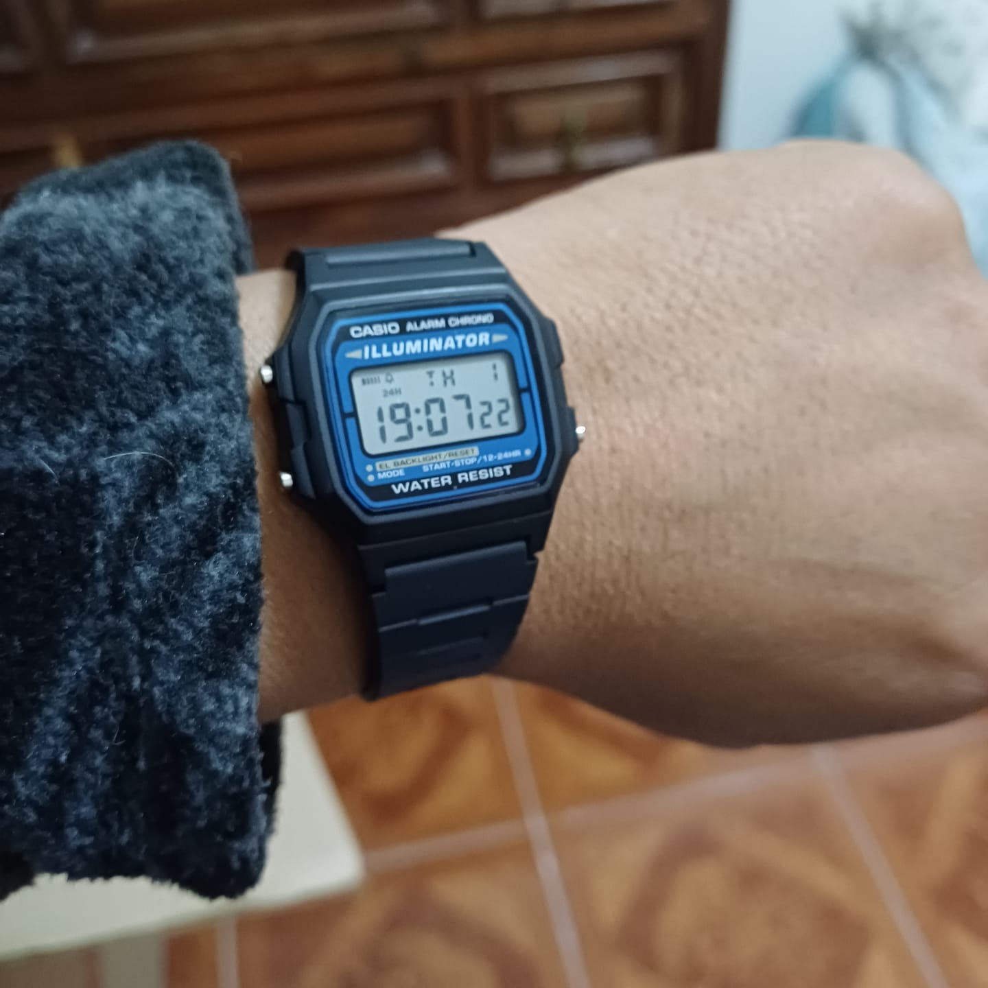 Customer photo review of Reloj Casio Vintage F-105W-1ADF Azul/Negro Illuminator