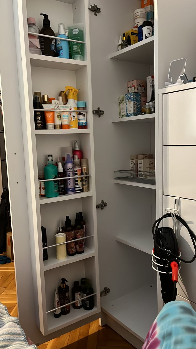 Customer photo review of Rani JE104 Çok Amaçlı Dolap Tekerlekli Tek Kapaklı Kiler Erzak Mutfak Dolabı Beyaz