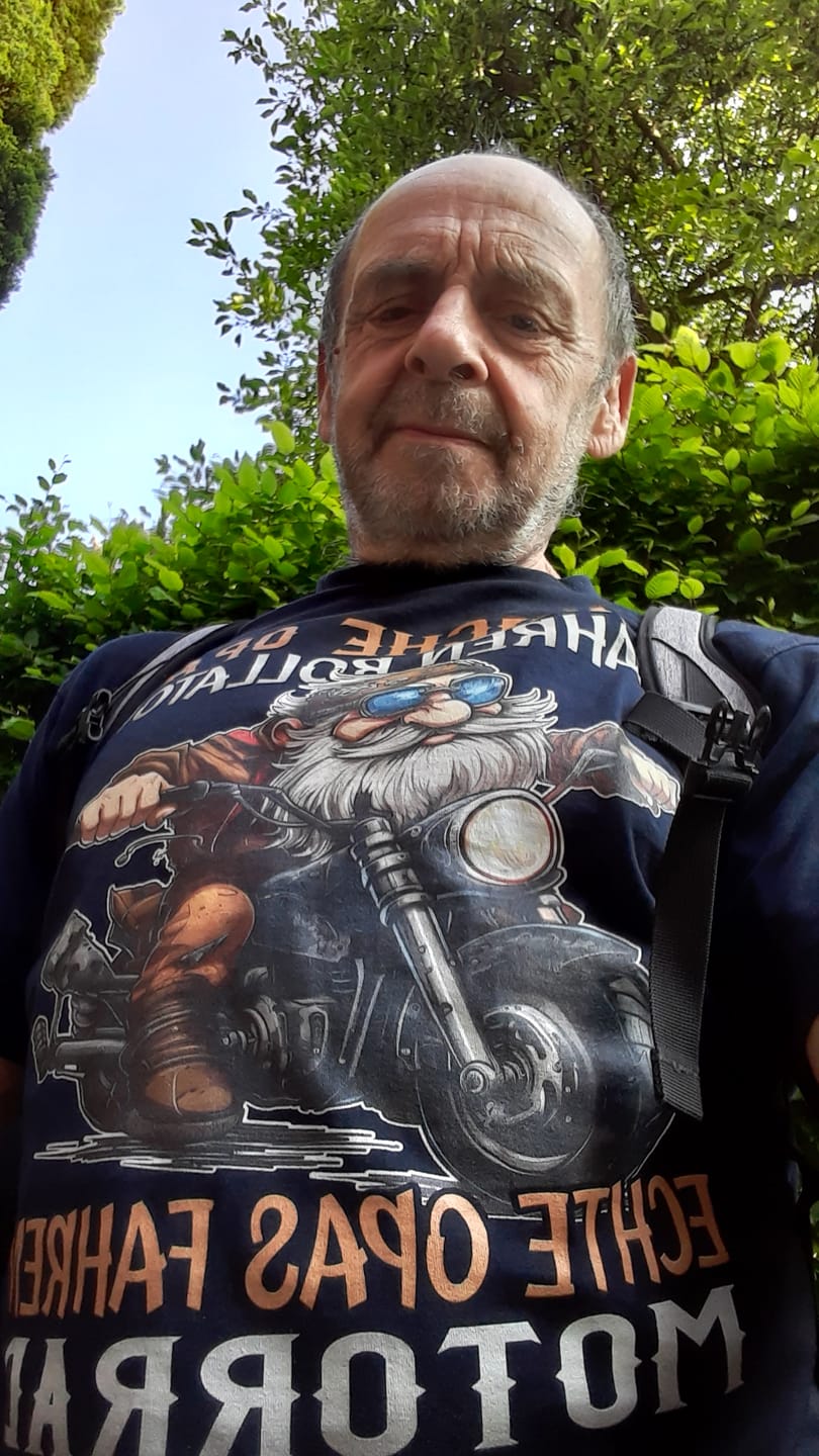 Customer photo review of Motorrad Opa - Manche Opas fahren Rollator - Echte Opas fahren Motorrad  - Herren Premiumshirt