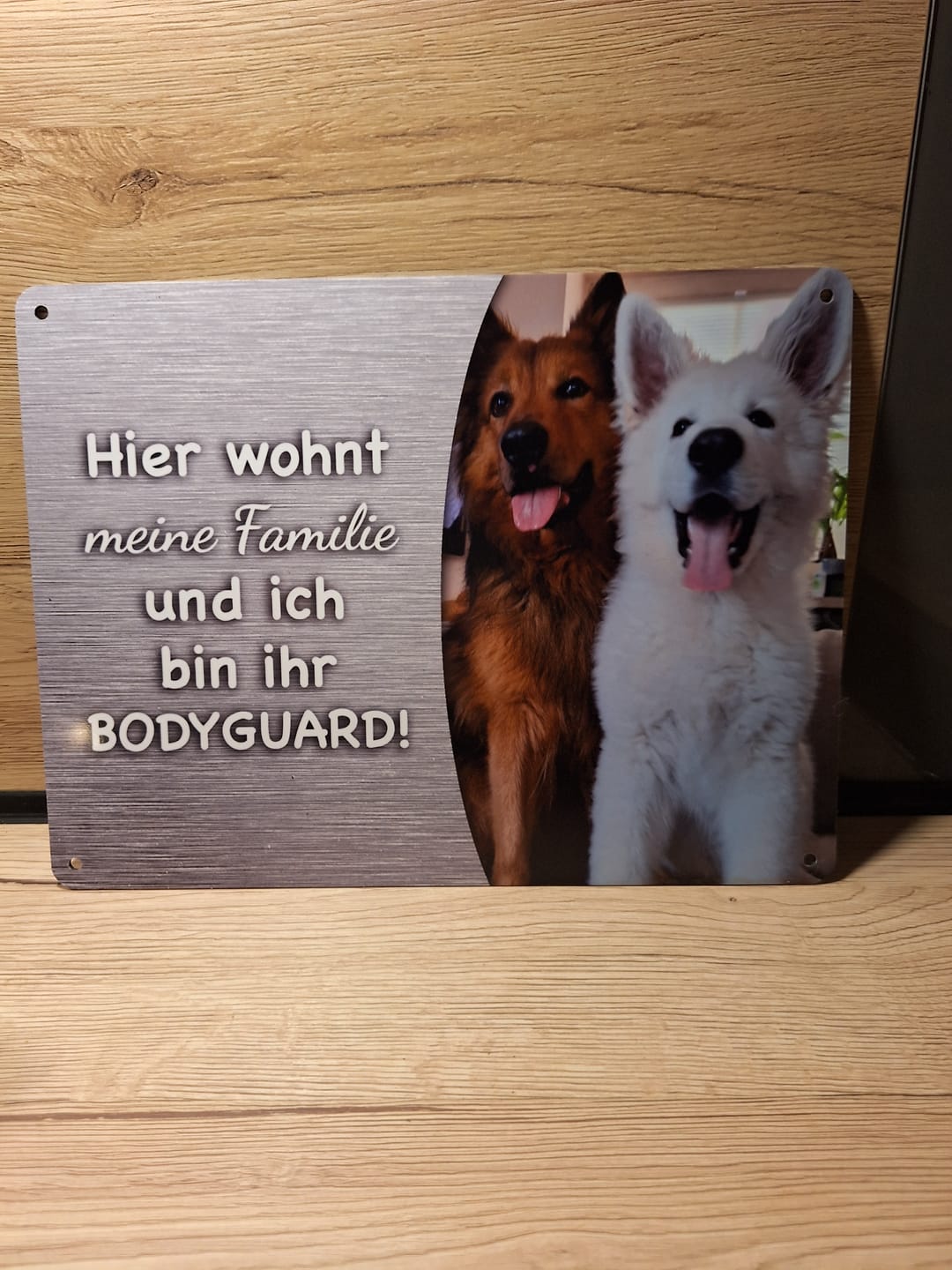 Customer photo review of Hunde Garten-Schild personalisiert mit Foto & Text (UV- und wetterfest) - Angebot beim Kauf eines 2. Schildes