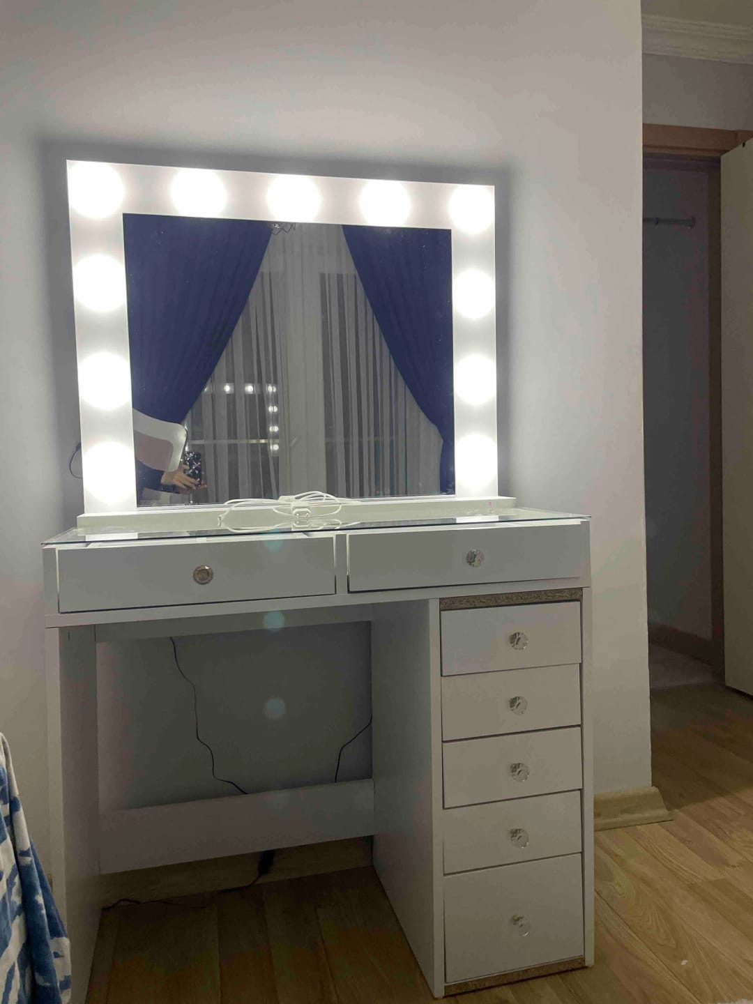 Customer photo review of Rani BJ117 Hollywood Işıklı Aynalı Kulis Makyaj Masası Cam Tablalı 7 Çekmeceli Takı Düzenleyici Beyaz