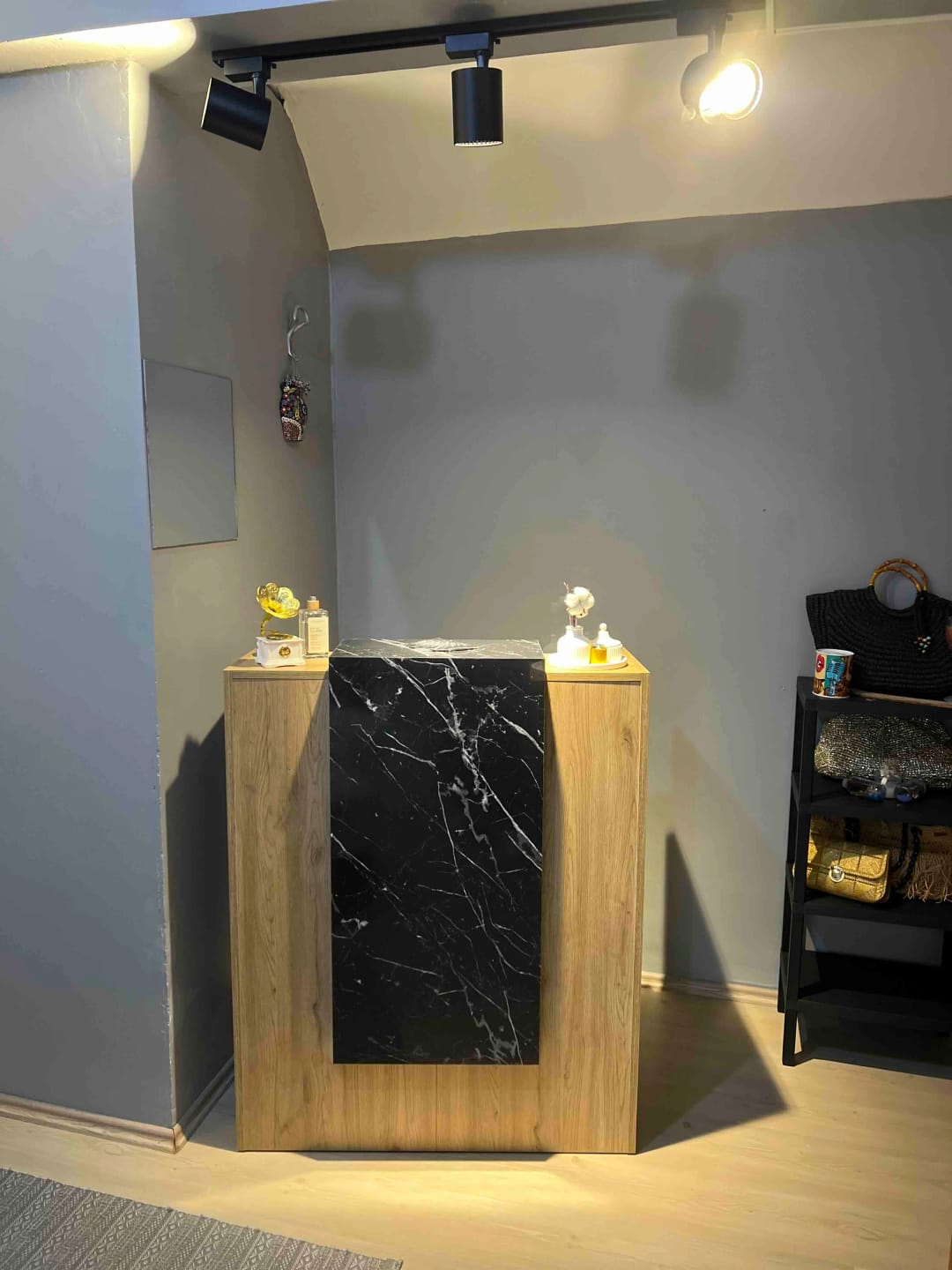 Customer photo review of Rani MA101 Karşılama Bankosu Led Işıklı Çekmeceli Banko Sepet Ceviz - Mermer Desen