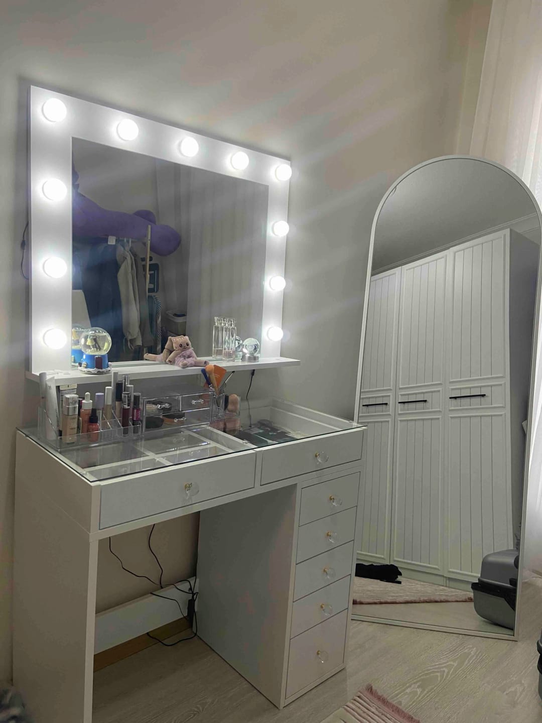 Customer photo review of Rani BJ117 Hollywood Işıklı Aynalı Kulis Makyaj Masası Cam Tablalı 7 Çekmeceli Takı Düzenleyici Beyaz