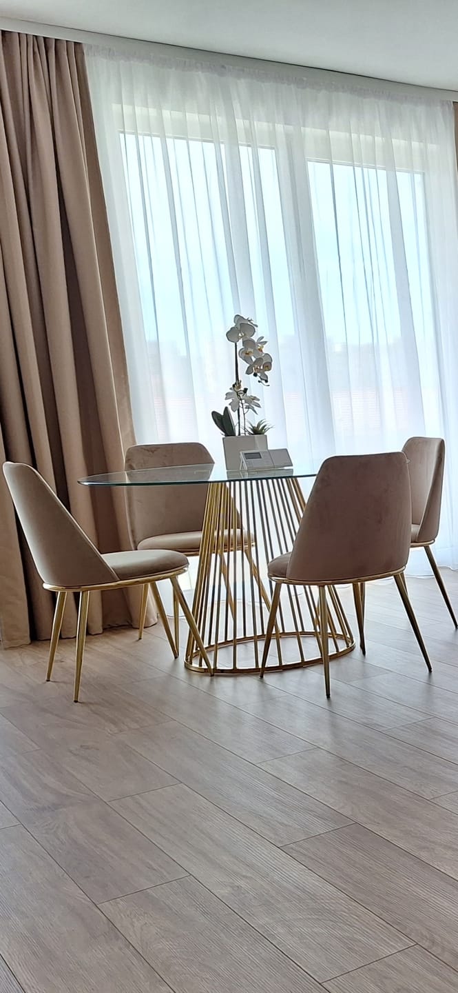 Customer photo review of Masa LIVERPOOL, transparent/auriu, sticla/metal, 120x120x75 cm