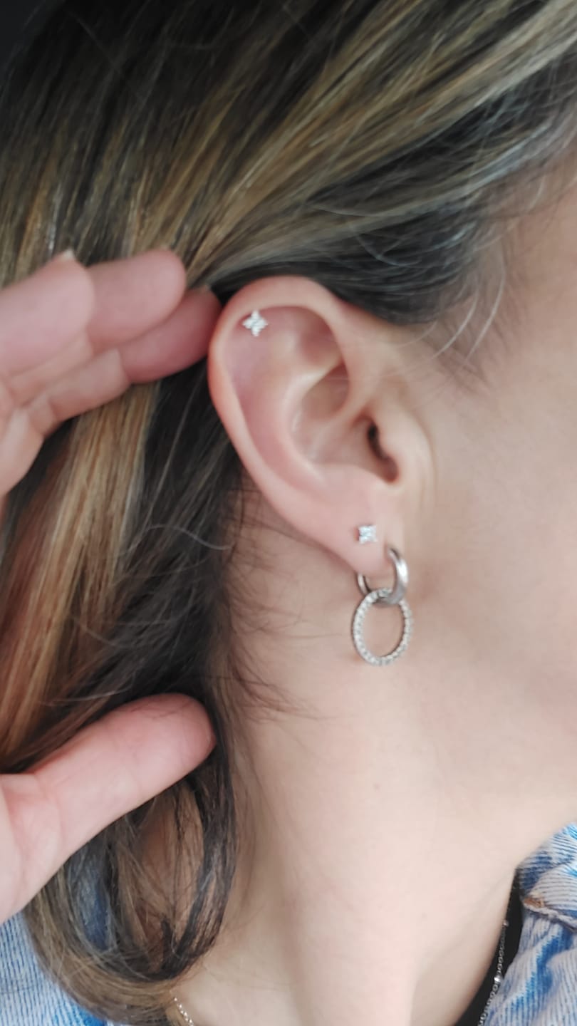 Customer photo review of Pendientes Mini Flor Cristal