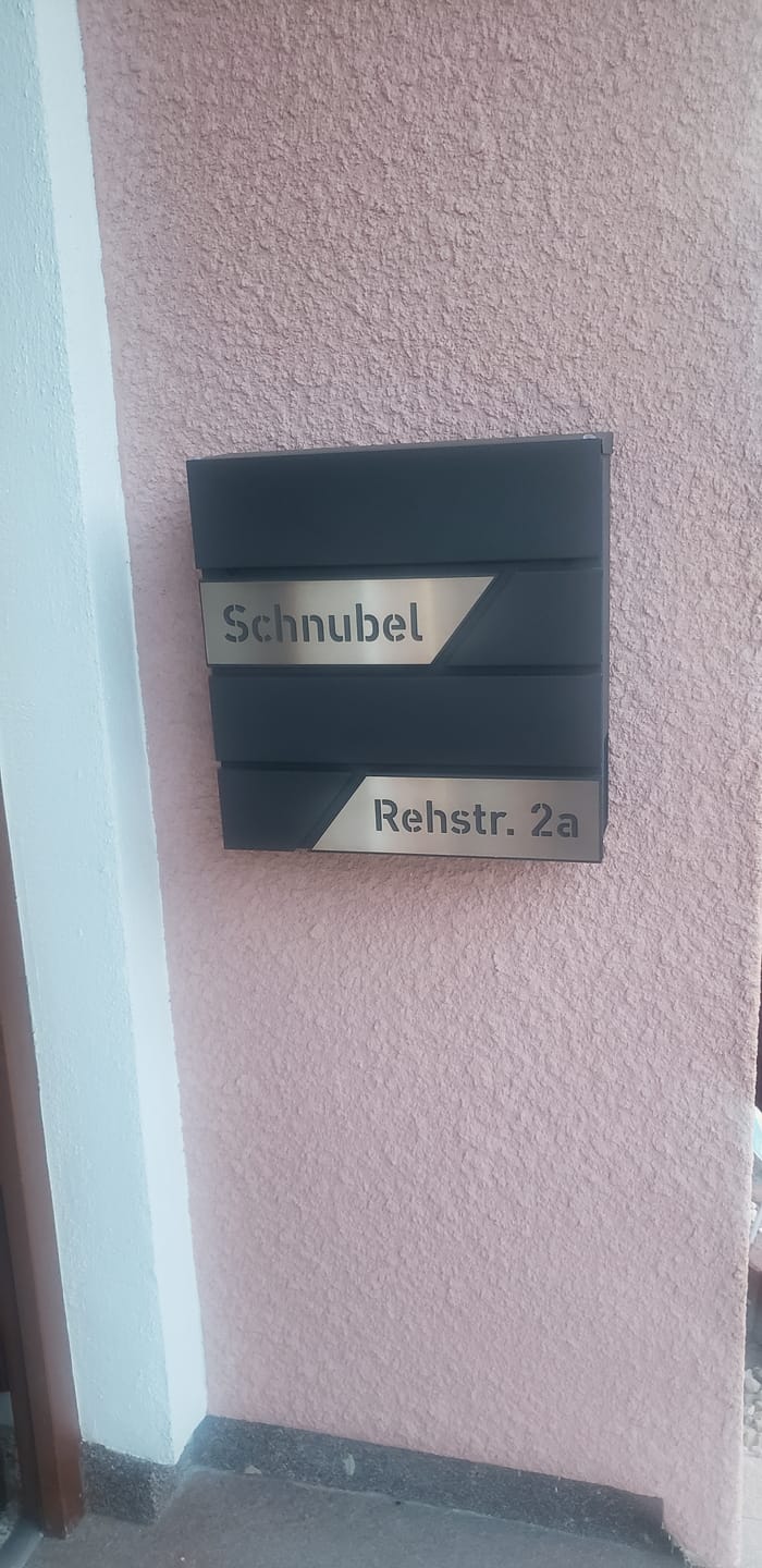 Customer photo review of AlbersDesign Briefkasten B1 Eisenglimmer (DB703) personalisiert mit Edelstahl-Schildern
