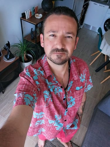 Customer photo review of Chemise hawaïenne tropicale de plage boutonnée à manches courtes vintage à fleurs rouges pour hommes