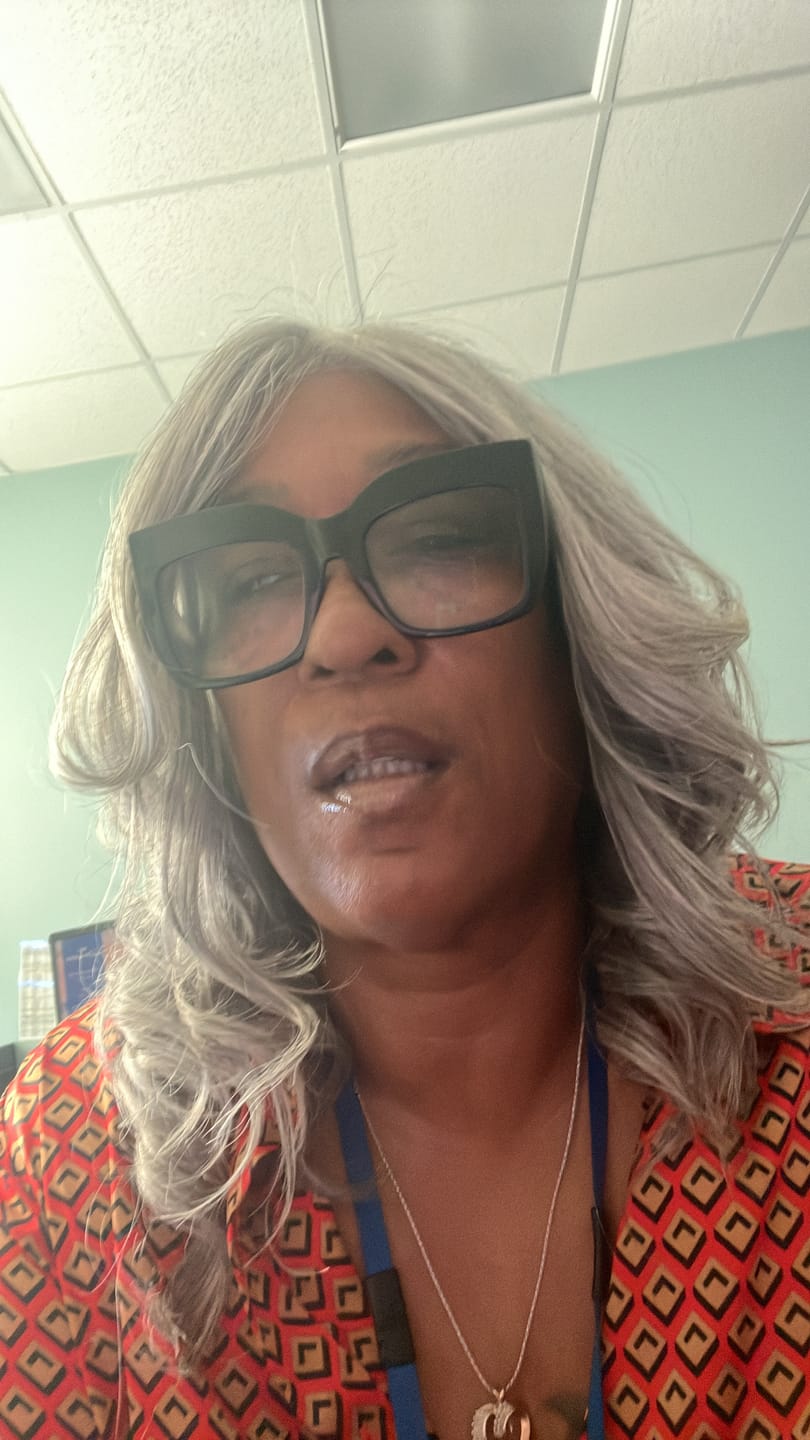 Customer photo review of Luvwin 5x5 Salt And Pepper Glueless Gray Color Layered Cut Body Wave Pre-Cut Lace Bob Wig 100% Human Hair