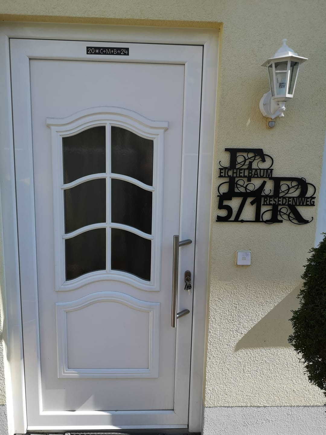 Customer photo review of Hausnummern-Monogramm zweizeilig mit Namensinitialien und kompletten Vor-und Nachnamen (personalisierbar)