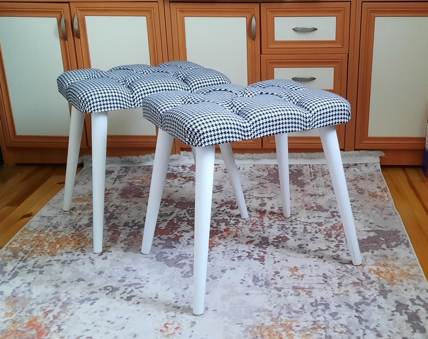 Customer photo review of Rani BM101 Puf Ahşap Ayaklı Tabure Siyah - Beyaz Kazayağı Desenli