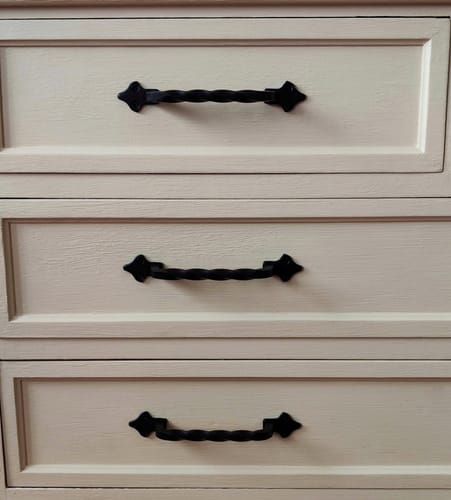 Customer photo review of Tirador rústico negro de 130 entre ejes de acero en espiral para muebles