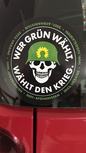 Customer photo review of GROSSE STICKER / AUFKLEBER (10 STK.) • WER GRÜN WÄHLT, WÄHLT DEN KRIEG.