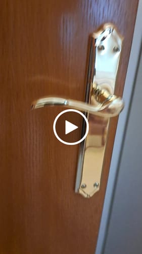 Customer video review of Manilla modelo LOREA PB con placa dorada brillante de aluminio para puertas
