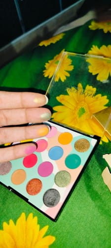 Customer photo review of Miss Rose 16 Color Matte & Shimmer Eyeshadow Kit New