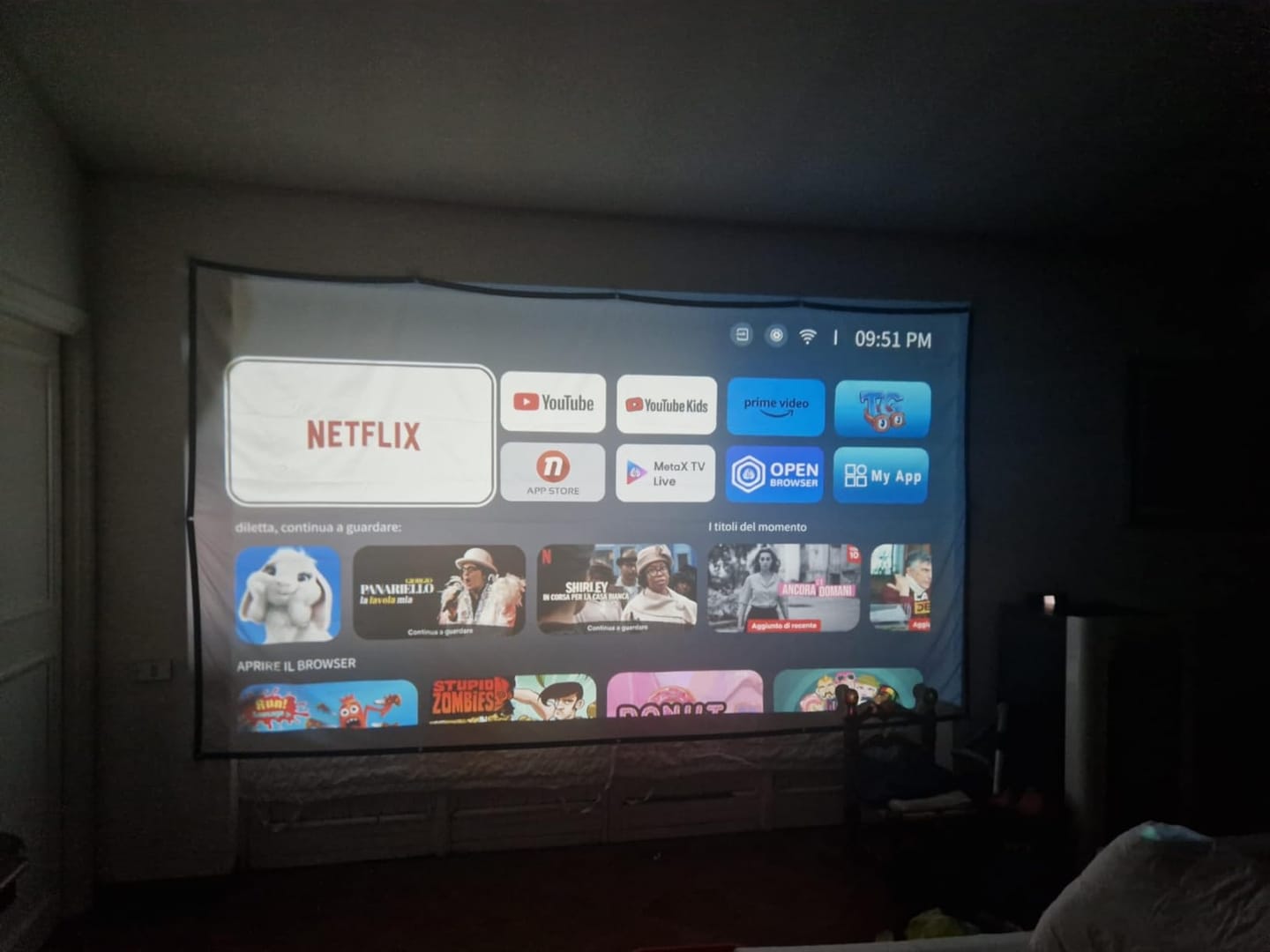 Customer photo review of Yoton Y9 APP Built-in Video  Home Theater, 4K Supported 1080P Native 450ANSI Lumen Projector