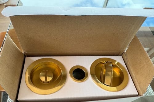 Customer photo review of Kit para puerta corredera de picaporte más condena y uñeros redondos en acabado dorado satinado satinado