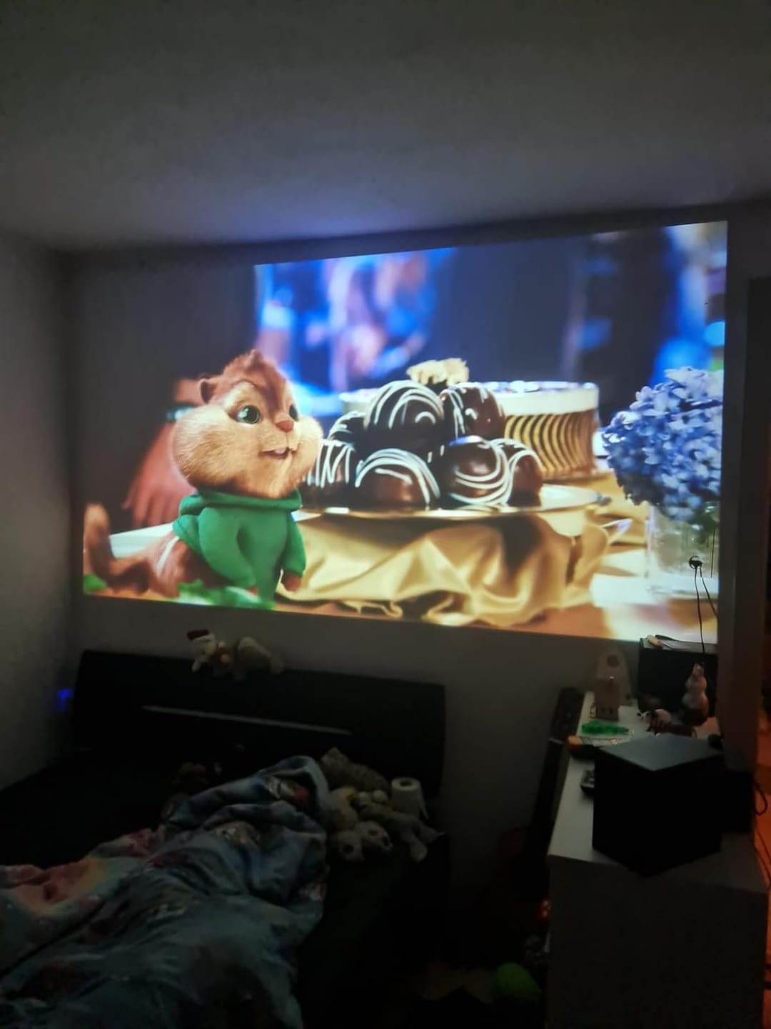 Customer photo review of Yoton Y9 APP Built-in Video  Home Theater, 4K Supported 1080P Native 450ANSI Lumen Projector