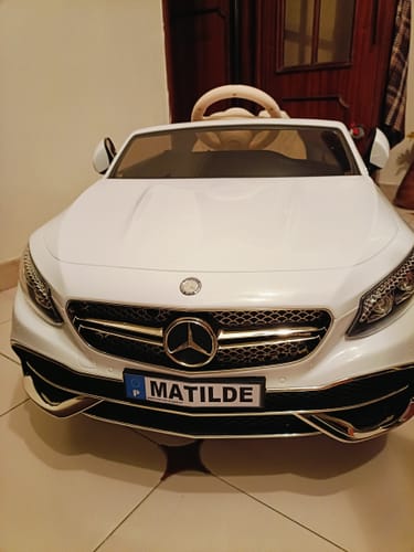 Reseña con foto de un cliente sobre Carro Elétrico para Criança MERCEDES MAYBACH CABRIOLET 12v Branco c/ RODAS DE BORRACHA & ASSENTO EM PELE
