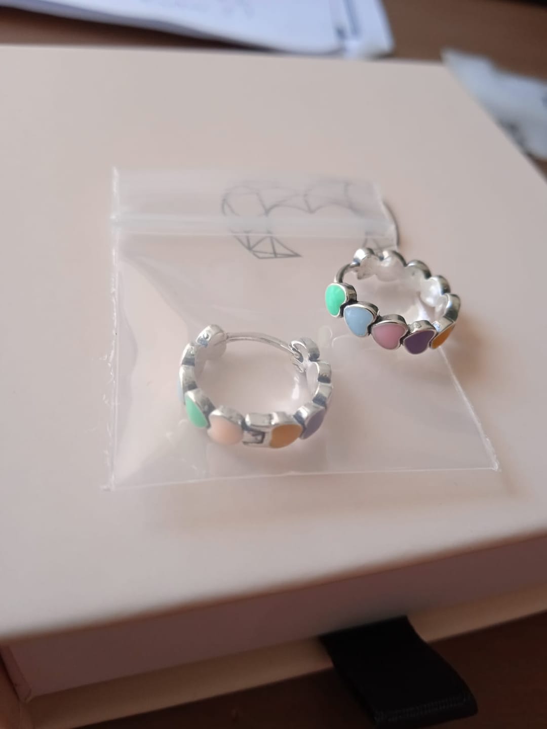 Customer photo review of Pendientes Colorful Love