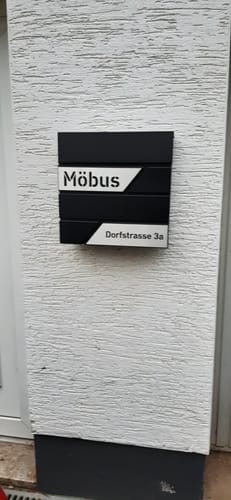 Customer photo review of AlbersDesign Briefkasten B1 schwarz (RAL9005) personalisiert mit Edelstahl-Schildern