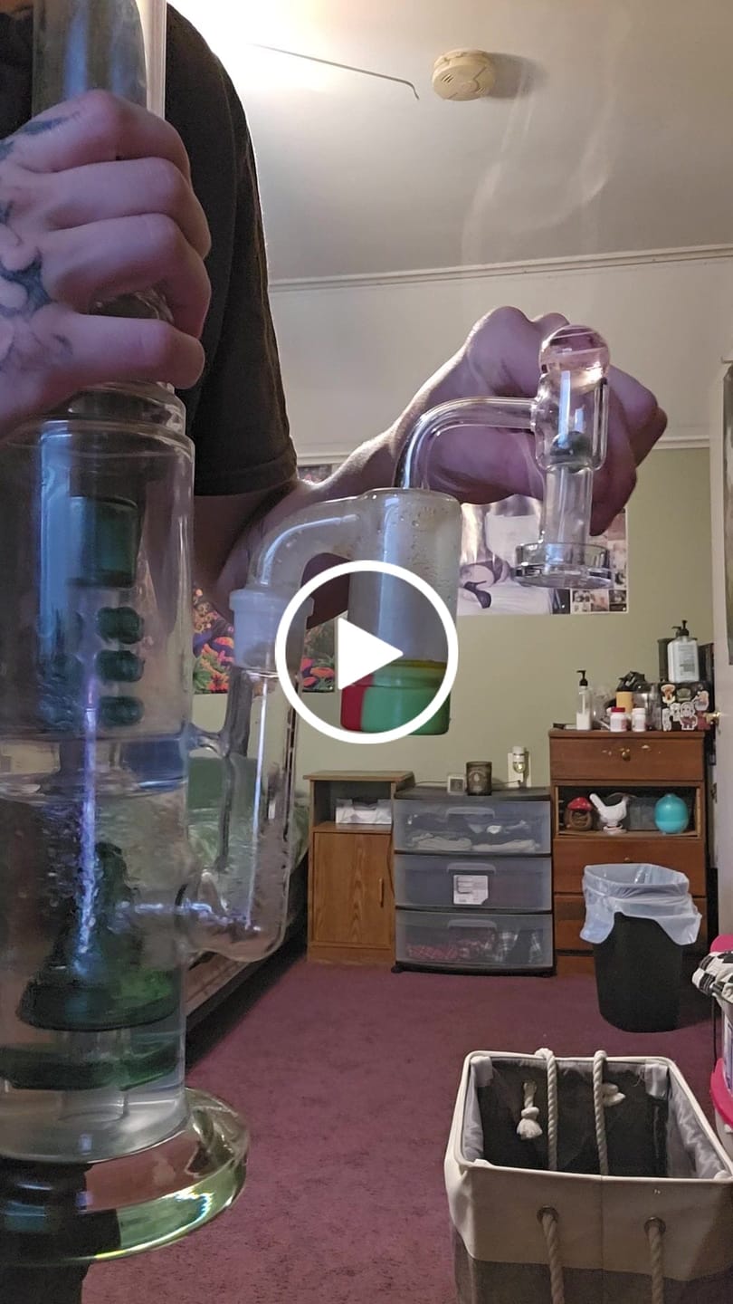 Customer video review of HONEYSUCKLE BEVEL QUARTZ BANGER - 90° DEGREE | YL