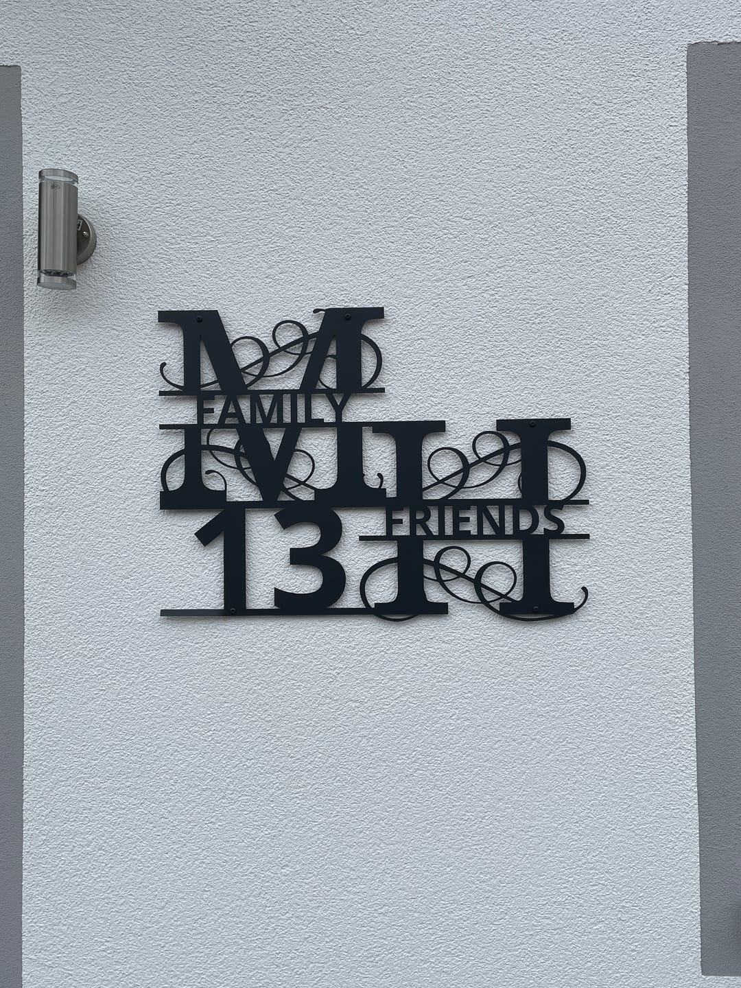 Customer photo review of Hausnummern-Monogramm zweizeilig mit Namensinitialien und kompletten Vor-und Nachnamen (personalisierbar)