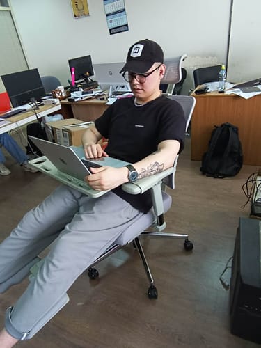 Customer photo review of Newtral Magic H Ergonomic Office Chair with Auto-following Lumbar Support