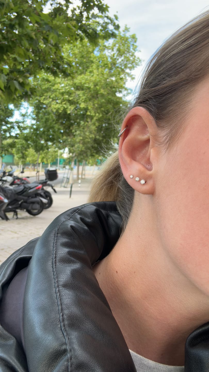 Customer photo review of Pendientes Pequeña Circonita