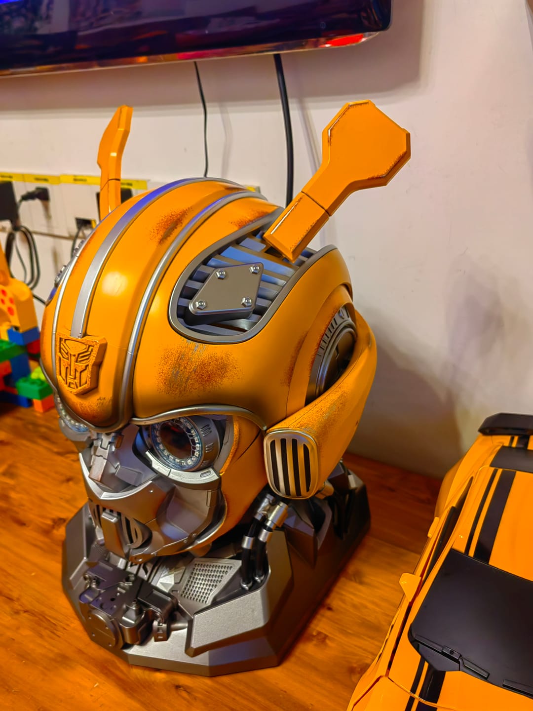 Customer photo review of IN US STOCK | Hasbro Genuine | Bumblebee Helmet | English Voice Control | 1: 1 Real Person Wearable