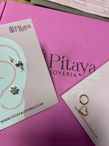 Customer photo review of Piercing de Florecita con Zirconias