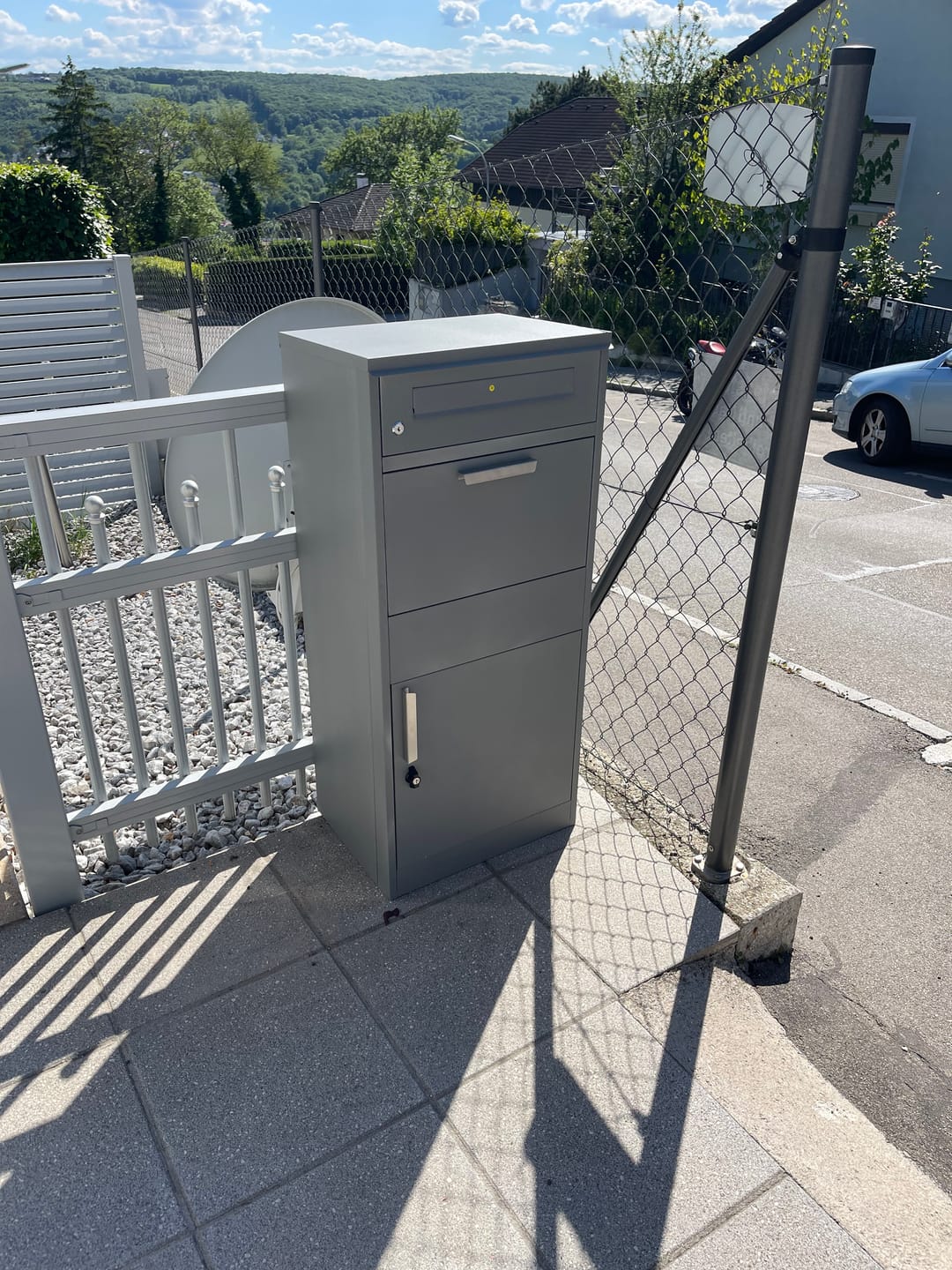 Customer photo review of AlbersDesign Stand-Paketbox PB1 Graualuminium (RAL9007) personalisiert mit Edelstahl-Schild