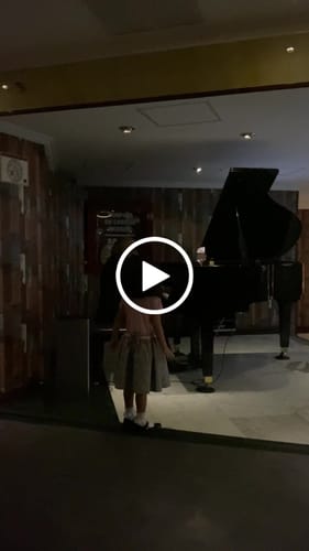 Customer video review of Menú Golden