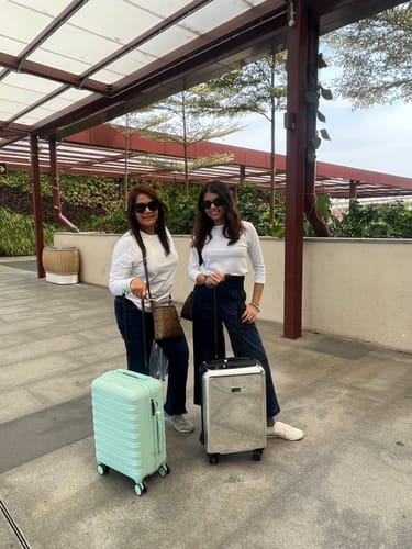 Customer photo review of Hamster London  Vintage Suitcase/ 55 Cms ABS+ Polycarbonate Mirror Finish Hardsided Cabin Luggage ( Silver)