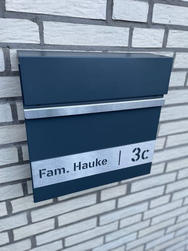 Customer photo review of AlbersDesign Briefkasten B3 anthrazit (RAL7016) personalisiert mit Edelstahlschild