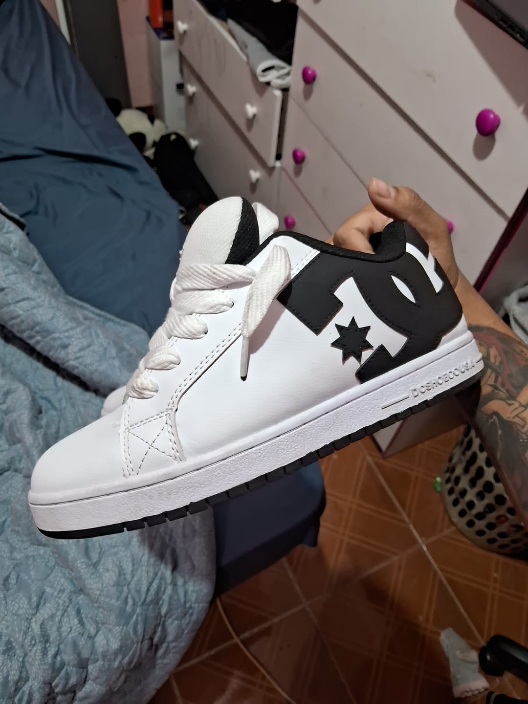Customer photo review of Zapatilla DC Court Graffik Hombre Blanco