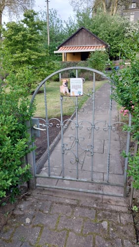 Customer photo review of Hunde Garten-Schild personalisiert mit Foto & Text (UV- und wetterfest)